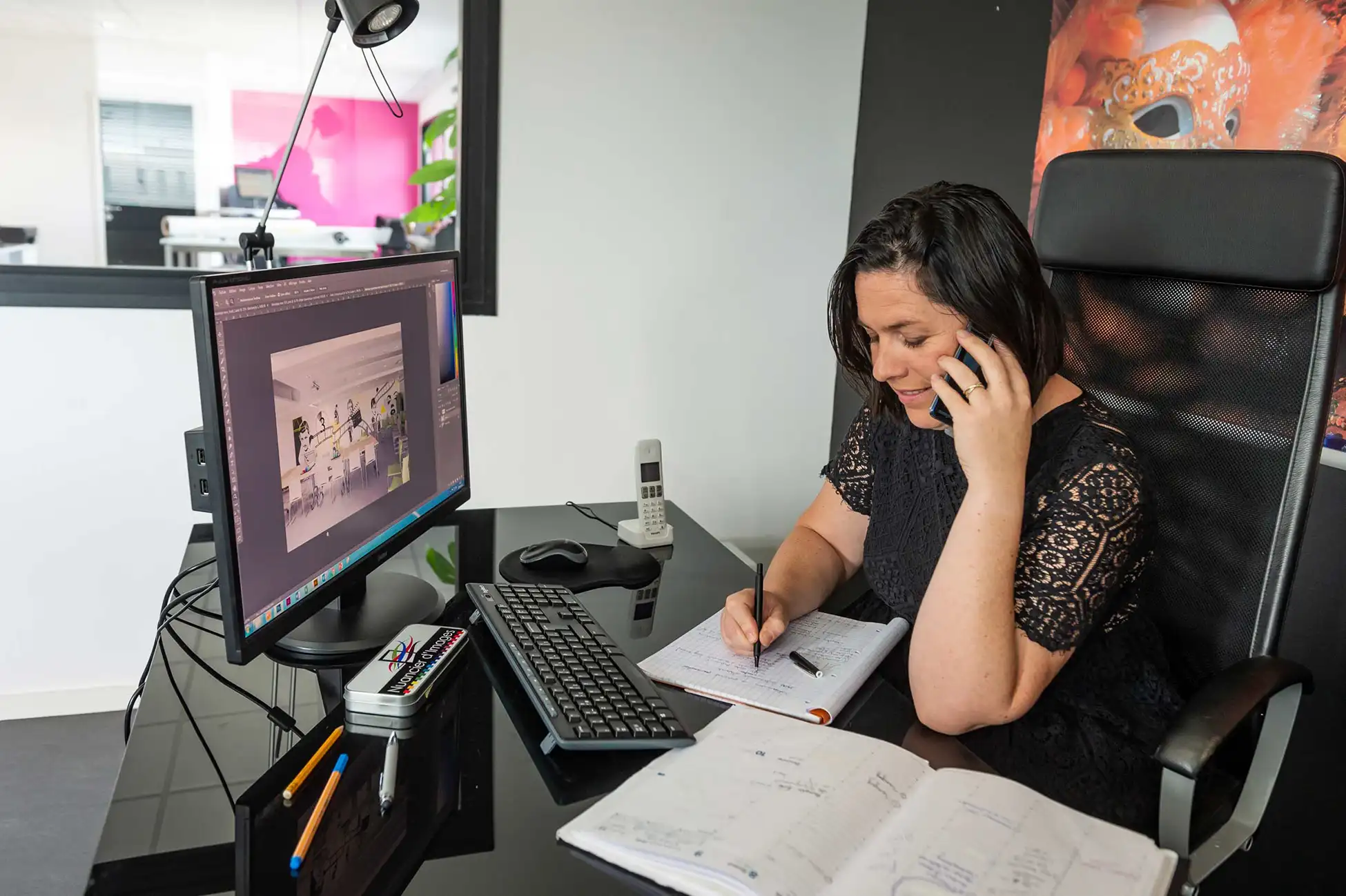 La fondatrice de Nuancier d'Images en conversation téléphonique et prise de notes