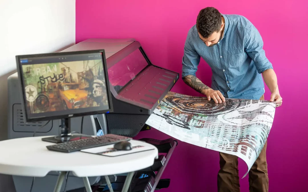 Impression d'adhésif grand format par un opérateur sur une machine professionnelle