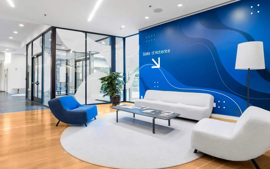 Signalétique "Salle d'Attente" sur mur bleu avec flèche directionnelle blanche.