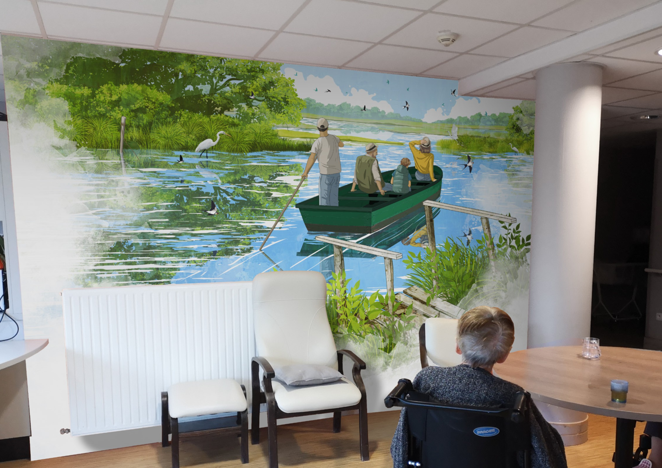 13 Photo d'une personne âgée de dos, regardant une décoration murale