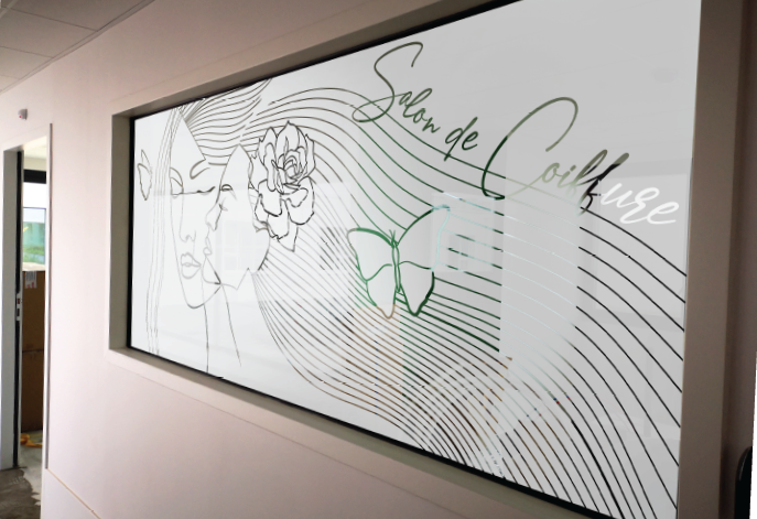 Résidence Le verger d'Yvonne Un vitrophanie représentant deux femmes aux cheveux longs