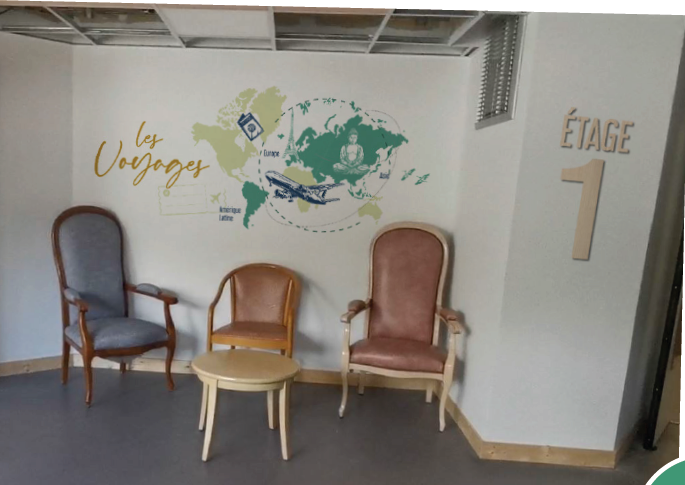 yon1 Photo d'une salle commune d'ehpad avec une décoration grand format sur un mur