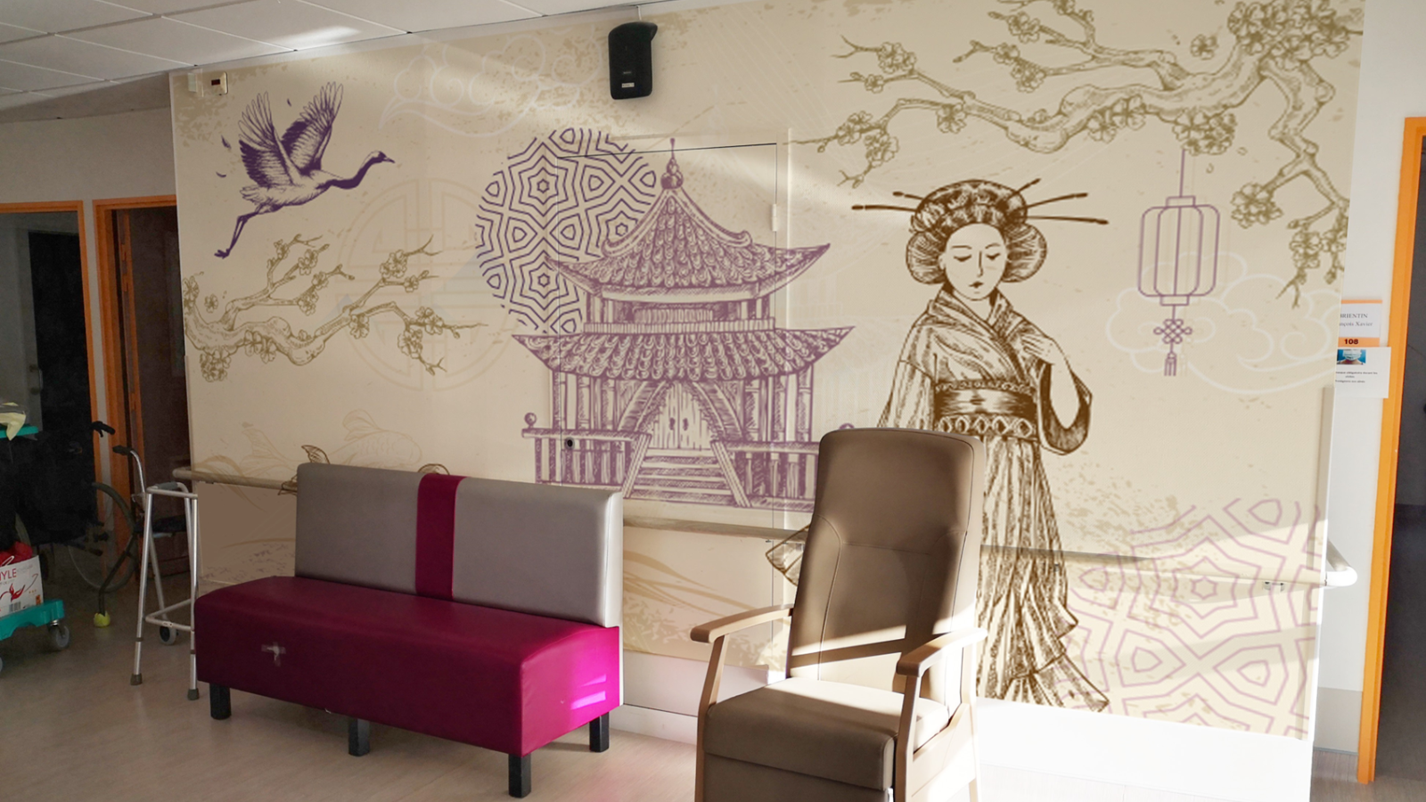 45 Une fresque murale apaisante, dominée par des motifs de Geisha, de pagode (temple), de fleur de cerisier et de grue en vol, créant une ambiance zen et élégante dans cet espace de repos.