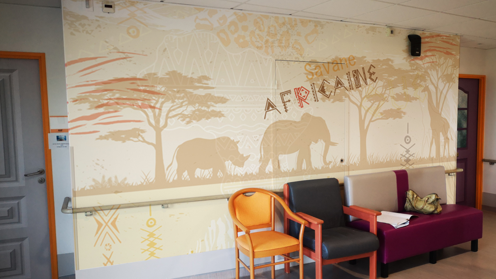 46 une fresque murale apaisante aux tons terreux, illustrant un éléphant, un rhinocéros et une girafe sous des acacias, parfaite pour créer une évasion thématique dans un espace de repos ou un couloir.