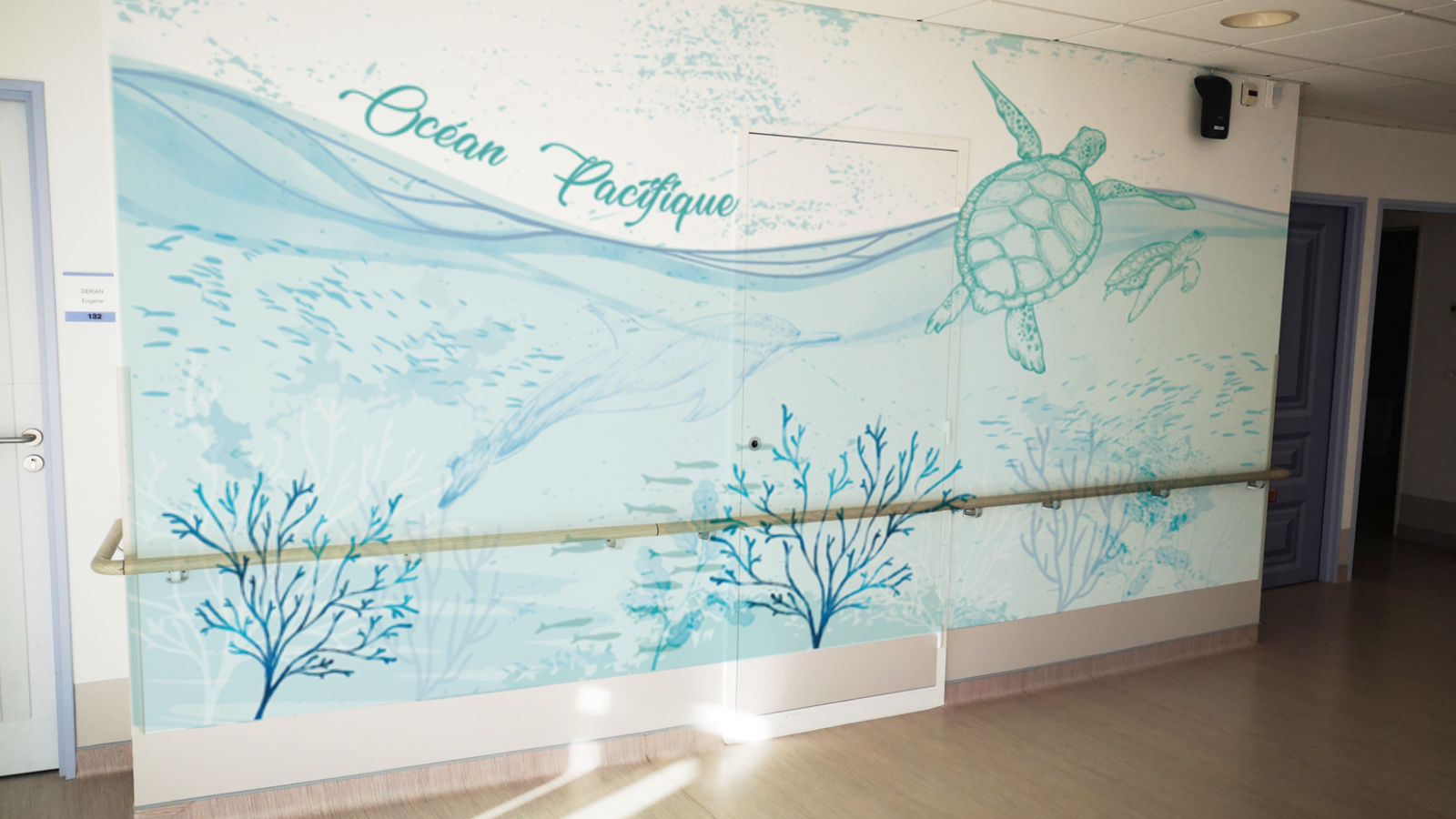 48 Une fresque murale "Océan Pacifique" apaisante, dominée par le bleu clair et le blanc, avec des illustrations de tortues marines, de coraux et d'un dauphin en transparence, idéale pour la luminothérapie et la relaxation
