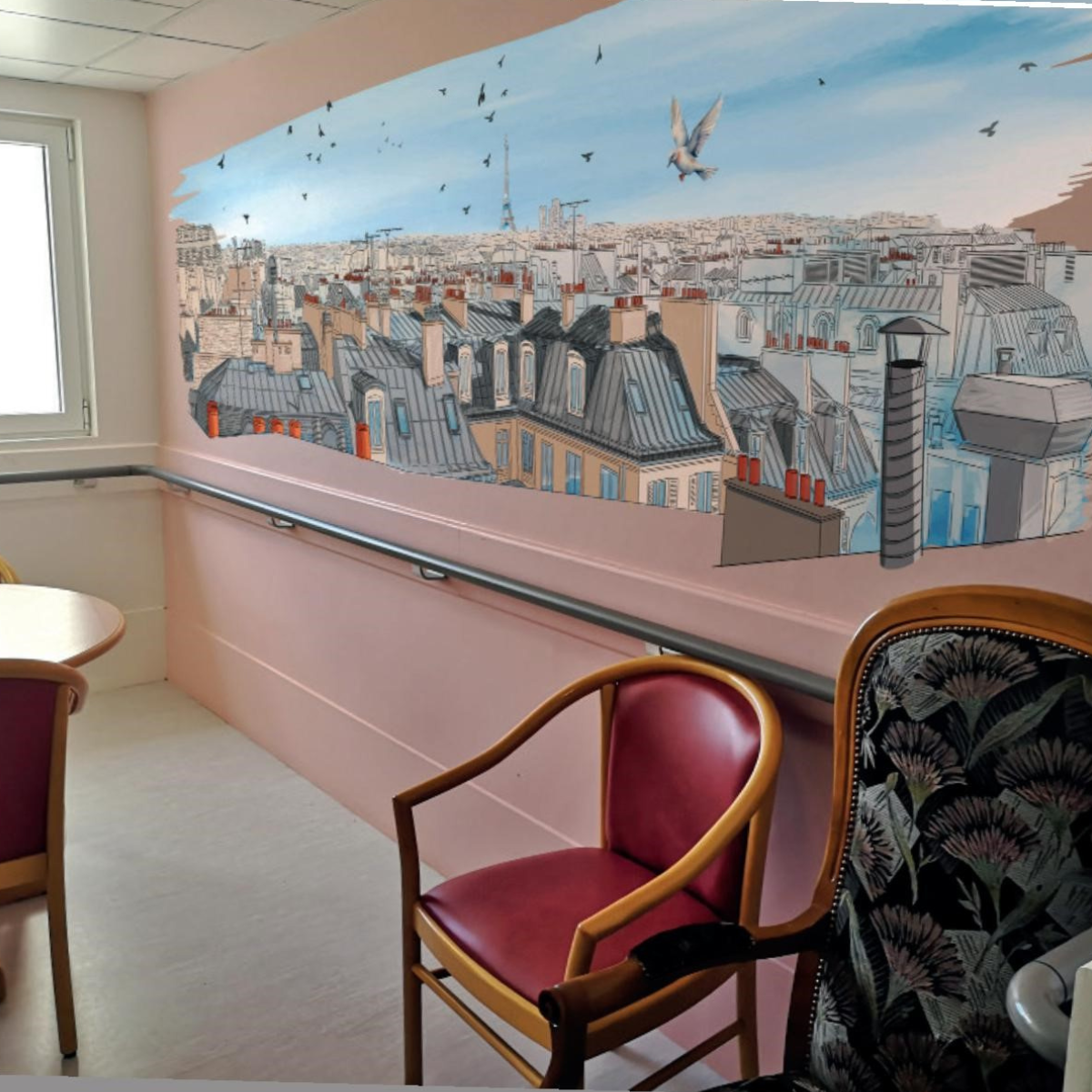 Décoration murale adhésive panoramique représentant les toits de Paris avec la Tour Eiffel dans un salon.