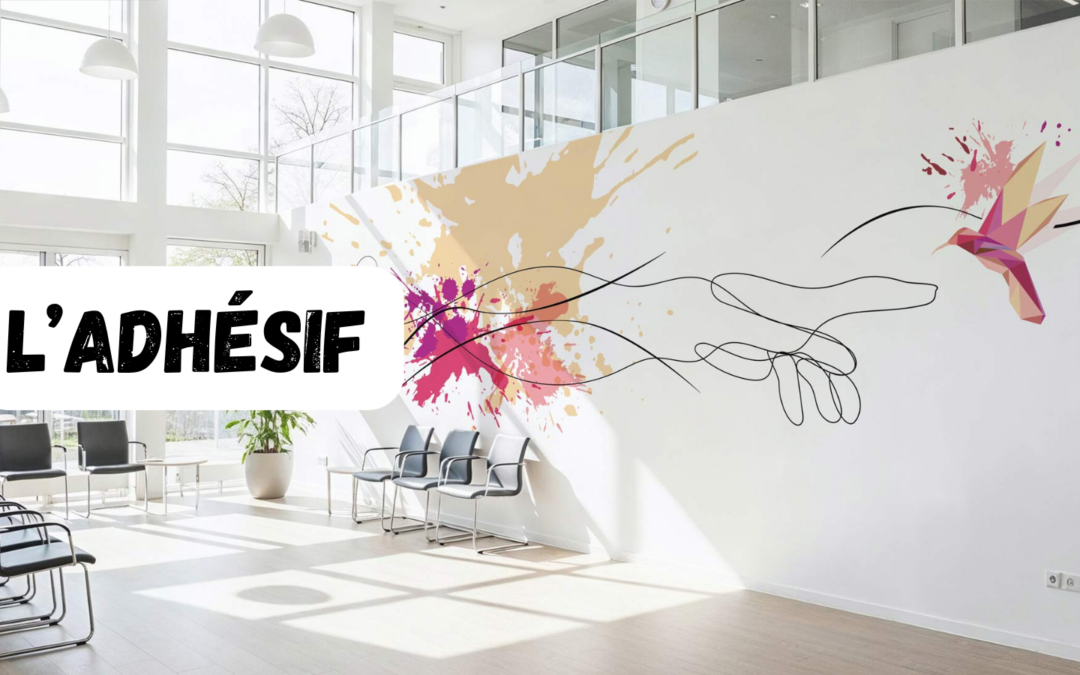 Adhésif mural minimaliste avec main, oiseau colibri origami, et taches de peinture colorées, dans un grand hall lumineux.