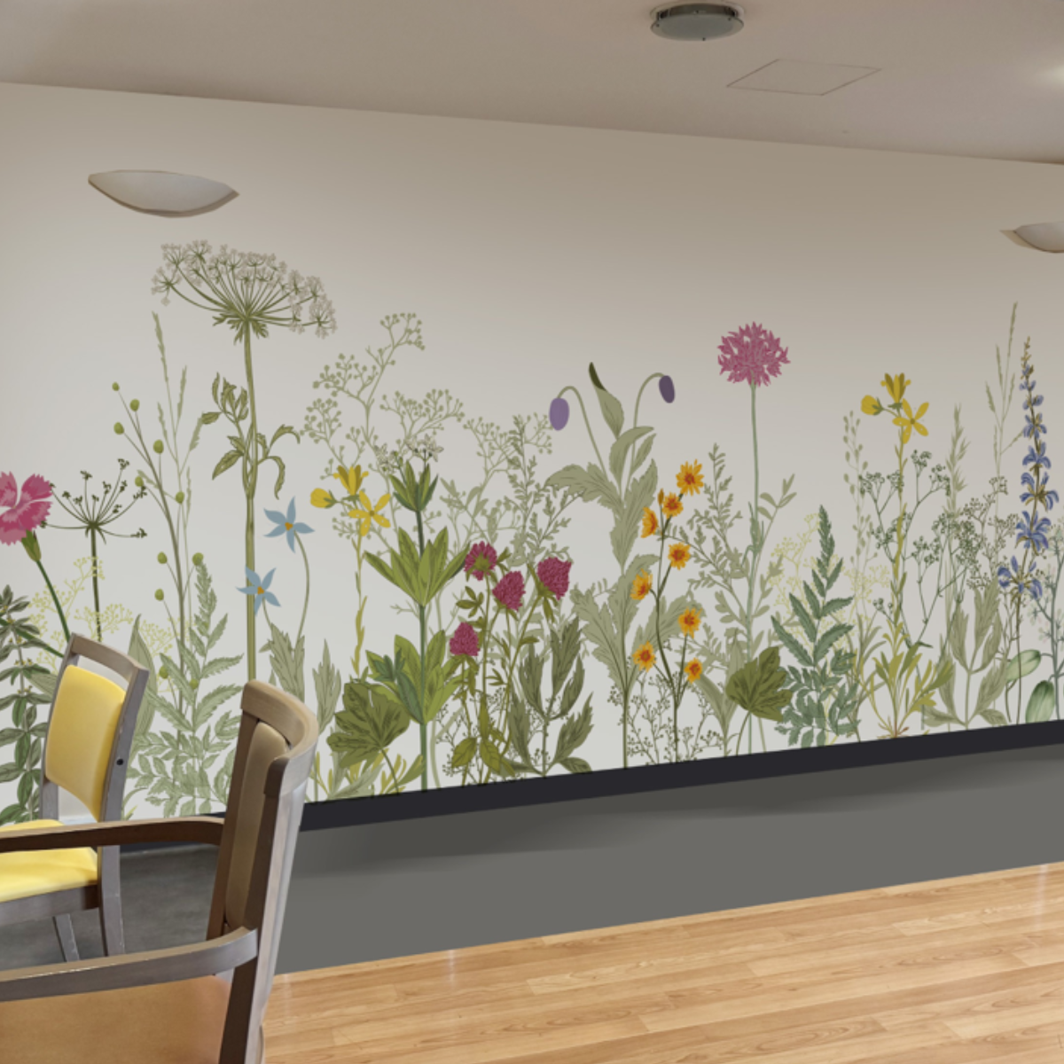 Décoration murale adhésive panoramique représentant une prairie de fleurs sauvages dans une salle d'attente.