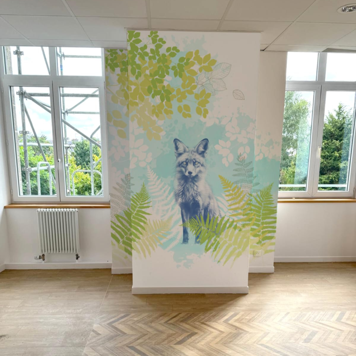 Adhésif mural décoratif grand format représentant un renard dans une forêt stylisée pour aménagement.