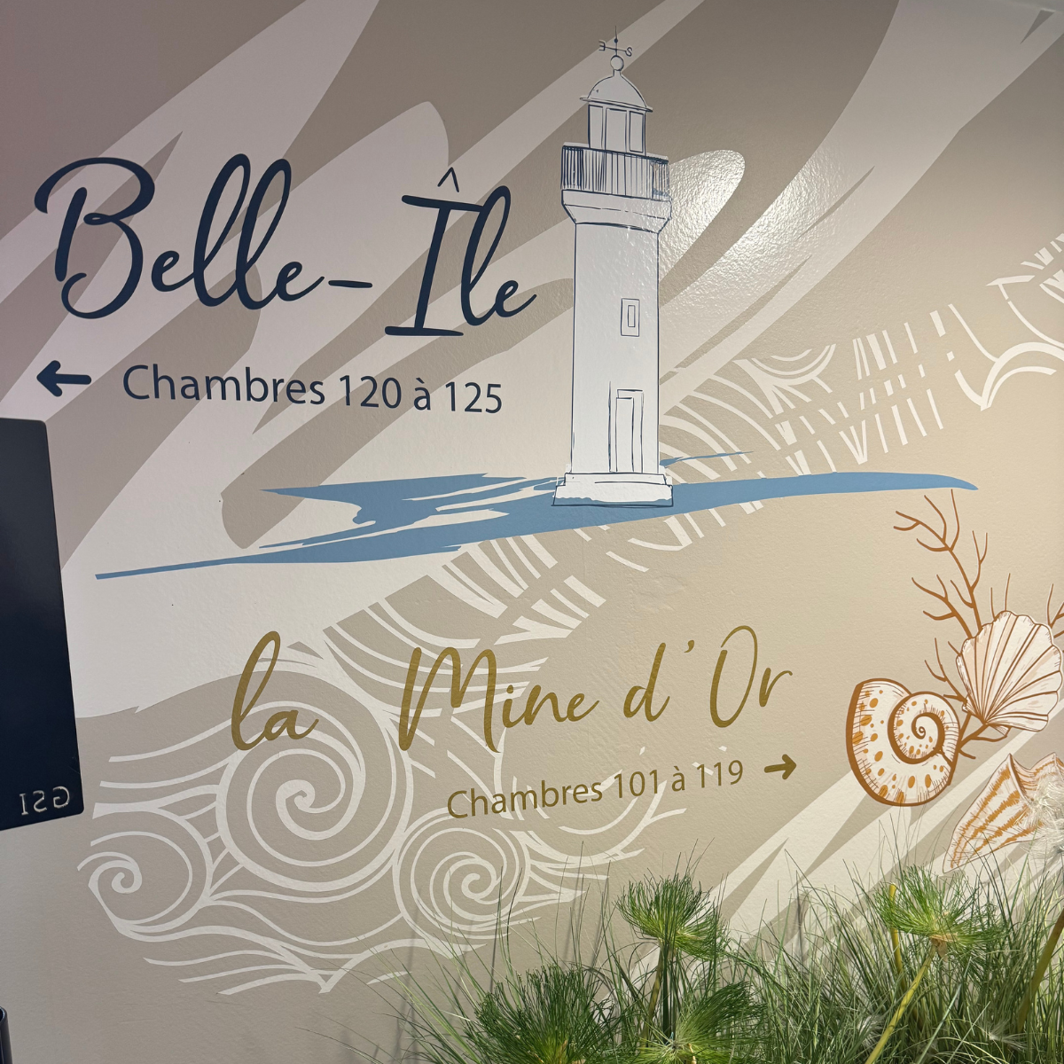 Signalétique murale adhésive pour couloir avec indications de chambres et illustrations marines.